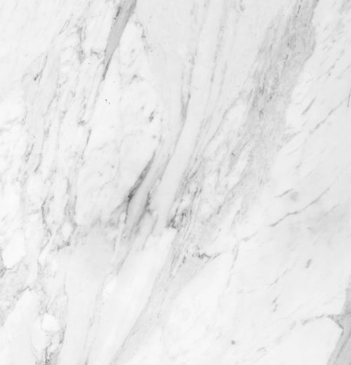 Nahaufnahme einer hellen Marmorfläche mit feiner, grauer Maserung und natürlicher Struktur.